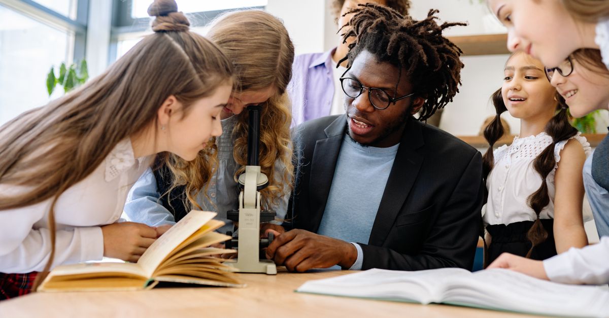 AI for Teachers: The Ultimate Guide to Classroom Management, Student Engagement, and Time-Saving Strategies