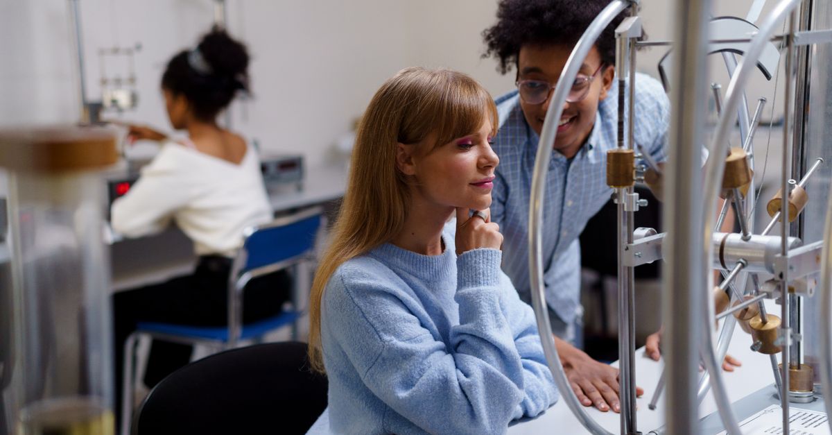 Diverse college students engaged in a collaborative science experiment in a lab.